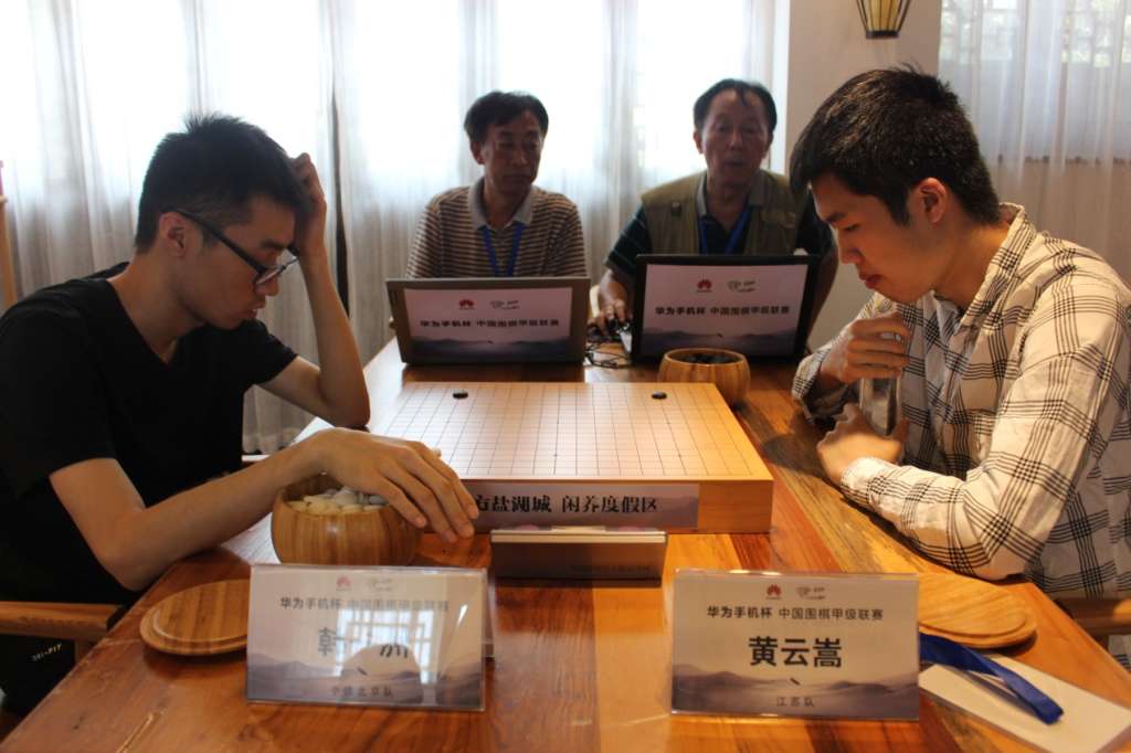 G:\DCIM\100CANON\0722东方盐湖城围甲照片\快棋台 黄云嵩VS韩一洲.JPG
