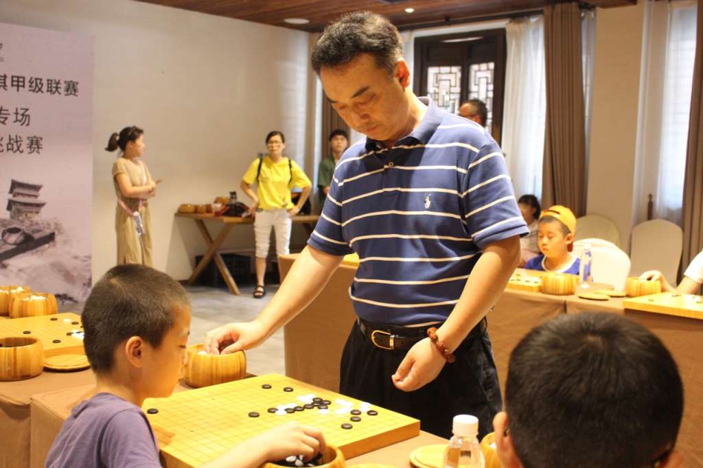G:\DCIM\100CANON\0722东方盐湖城围甲照片\江苏队围棋总教练 丁波五段下指导棋.JPG