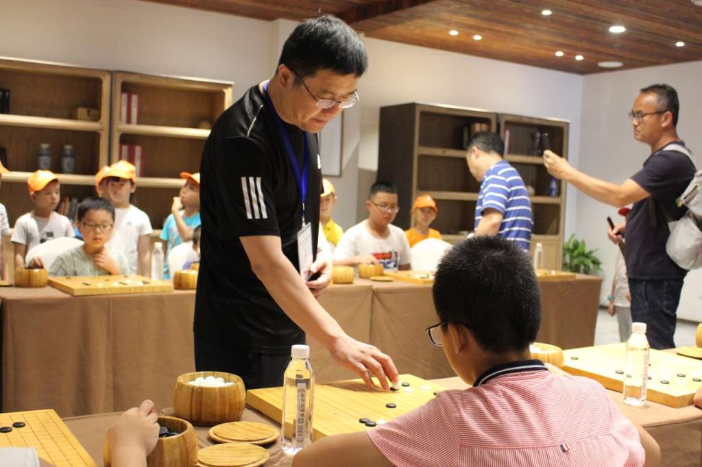 G:\DCIM\100CANON\0722东方盐湖城围甲照片\潘国忠下指导棋.JPG